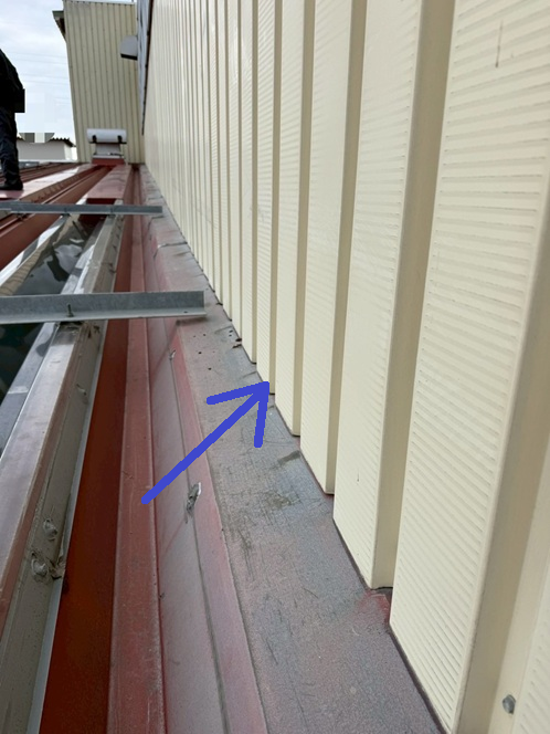 屋根と外壁の隙間から雨漏り