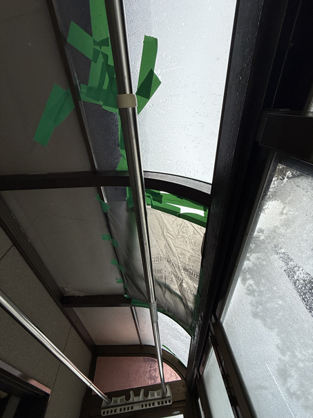 割れたサンルーム屋根