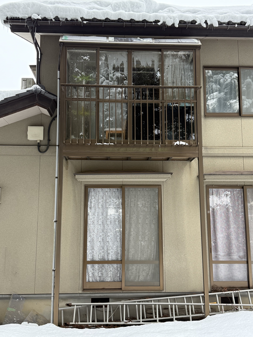 【富山市】２階のサンルーム屋根の破損した「パネル張り替え」と「雪止めネット設置」で再発防止