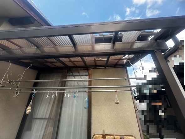 【富山市】大きく割れていたテラスの波板屋根の張り替え工事