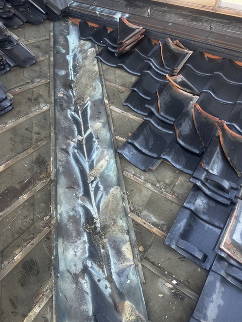 谷板金の周りの瓦を外す