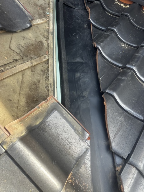 新しい谷板金を設置