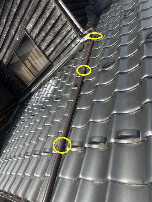 新しい這どいを設置し、瓦を固定している「瓦桟（かわらざん）」に専用の線でしっかり固定していきます。