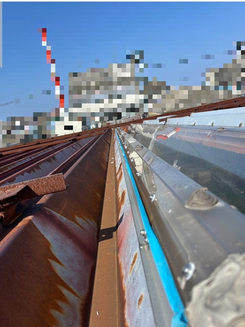 ポリカの隙間にコーキング