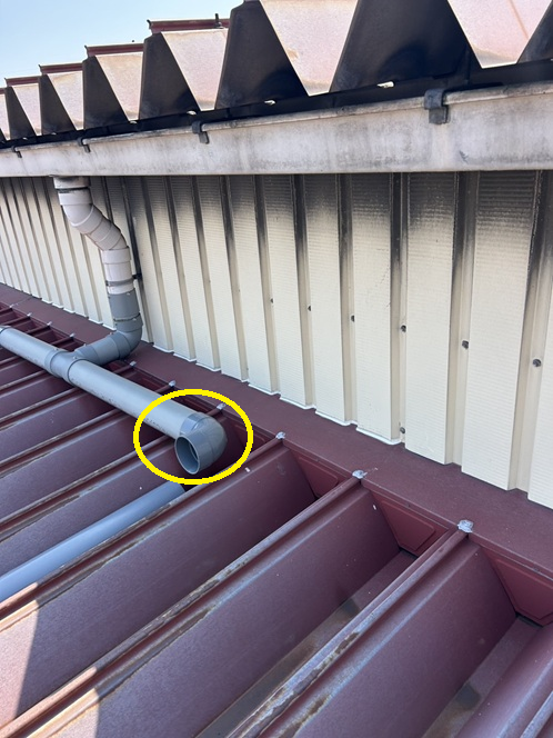 配管の向きを変えるための曲がった部材