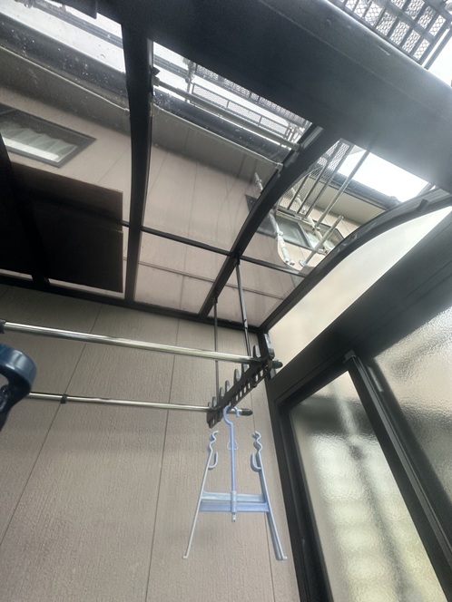 割れた屋根パネル