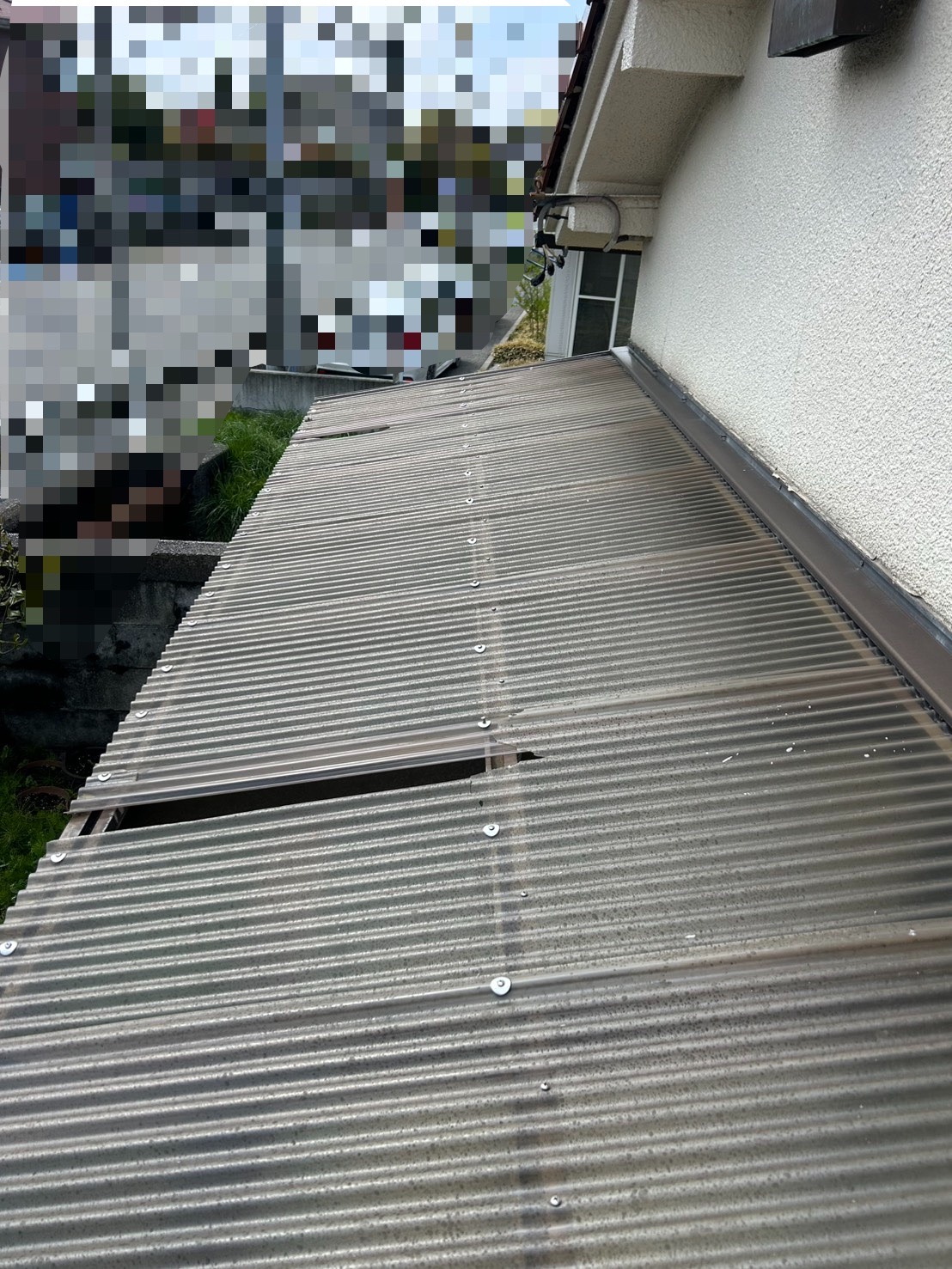 【富山市】強風で剥がれた物干し屋根を修理！