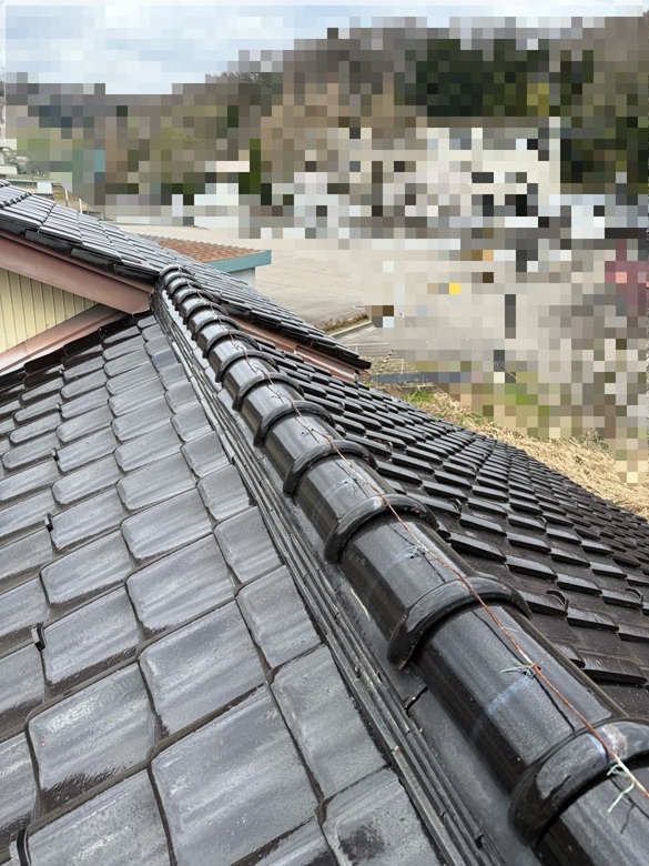 【高岡市】瓦屋根のてっぺん!歪んでい棟瓦の積み直し工事を行っています!