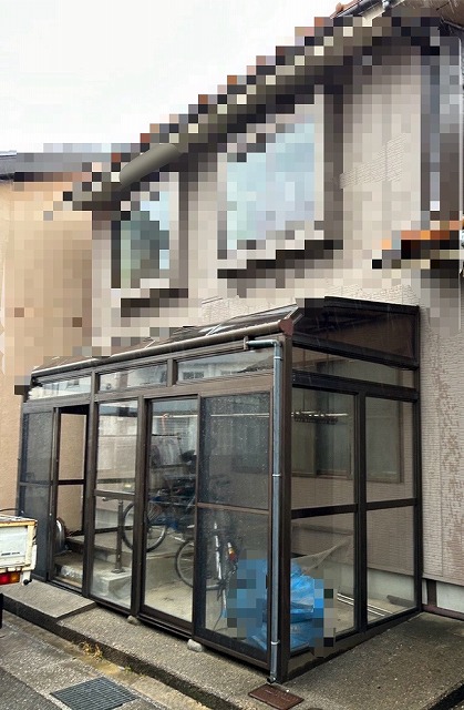 【富山市のみなさまへ】屋根から落ちてきた雪で割れていたサンルームの屋根を修理!