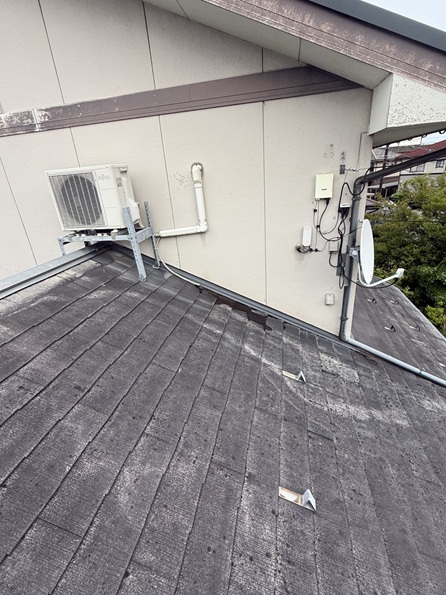 【射水市】色褪せ・コケが気になるスレート屋根！セネター屋根でのカバー工事をご提案しました