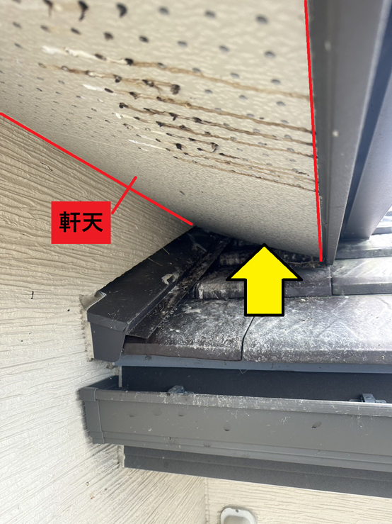 【富山市】屋根から鳥の鳴き声が！屋根のすき間から鳥が入り込み鳥の巣があったので撤去・割れていた瓦の交換