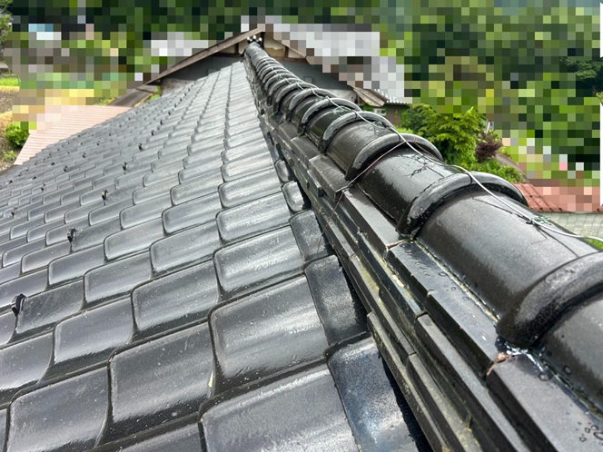 【富山市】棟瓦が大きく傾いて崩れそう！？湿式工法による棟瓦修理と割れた瓦の差し替え工事をご提案