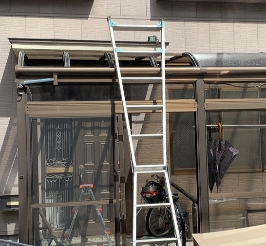 サンルームの屋根パネルを外します