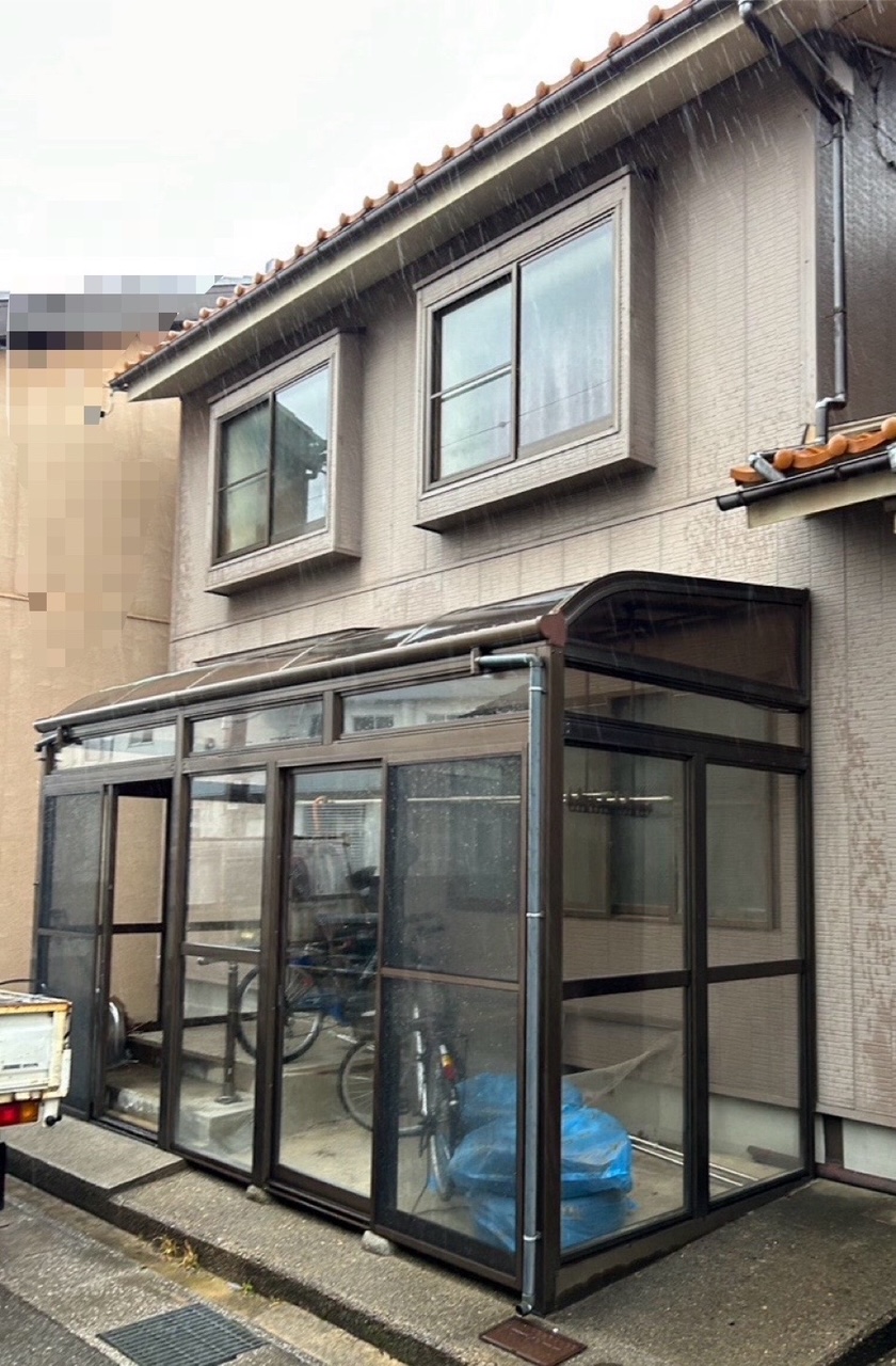 割れていたサンルームの屋根のパネル「ポリカーボネート板」の部分交換工事　施工完了です✨
