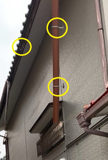 雨どいの金具の間隔が広く雨どいが外れた
