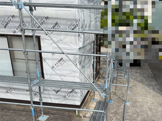 小窓に庇を取り付けます