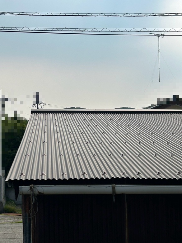 物置のトタン屋根をSGLガルバリウム鋼板へ葺き替え工事を行いました