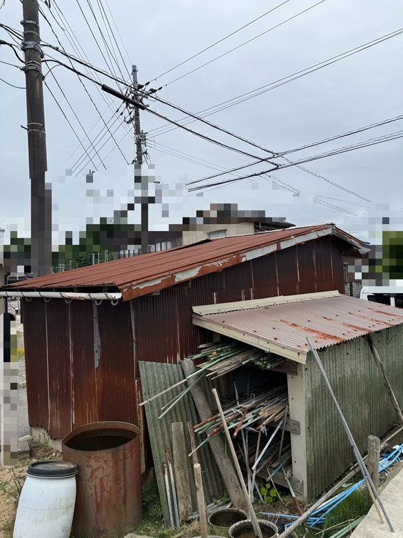 トタン波板の屋根が錆びてもろくなっています