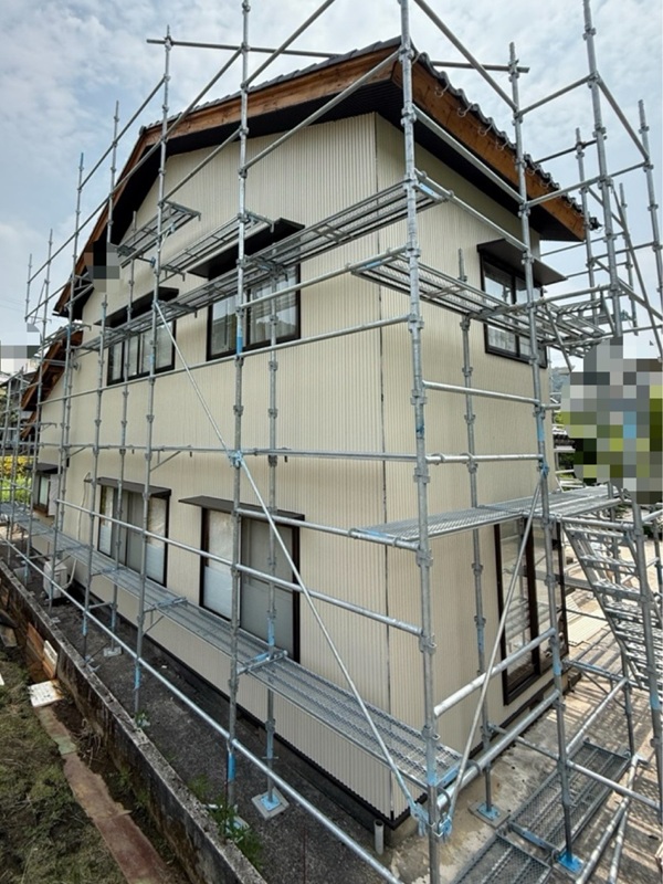 庇取り付け、外壁材設置