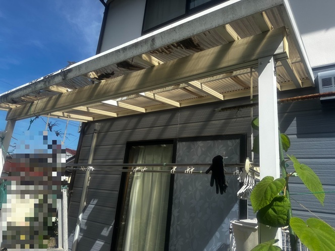 【富山市】雪で傷んだベランダ屋根をリフレッシュ！ポリカ波板全面交換工事を行いました