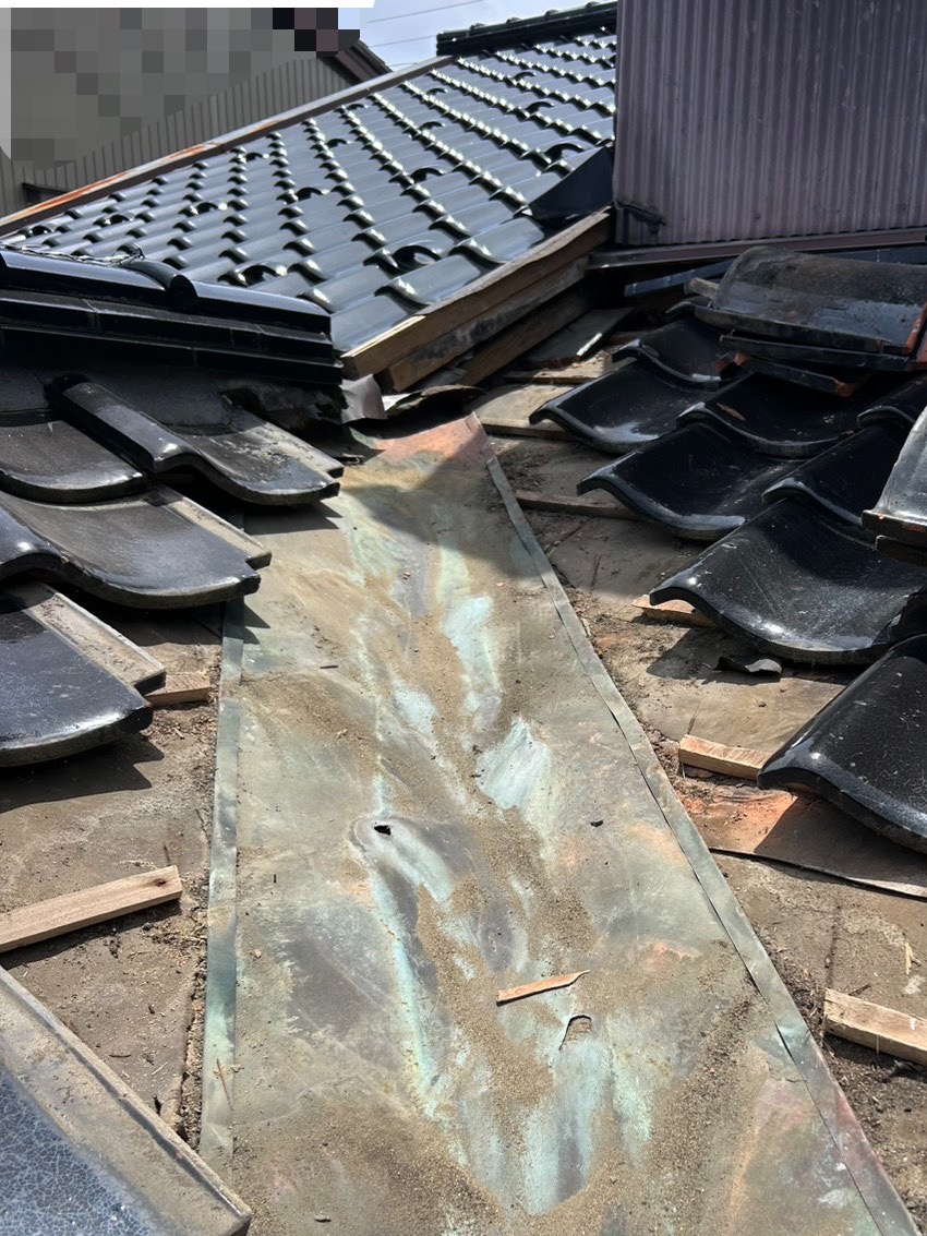 【高岡市】谷板金に穴が開いたら要注意！谷板金交換・軒天補修・棟瓦積み直しをまとめて行いました