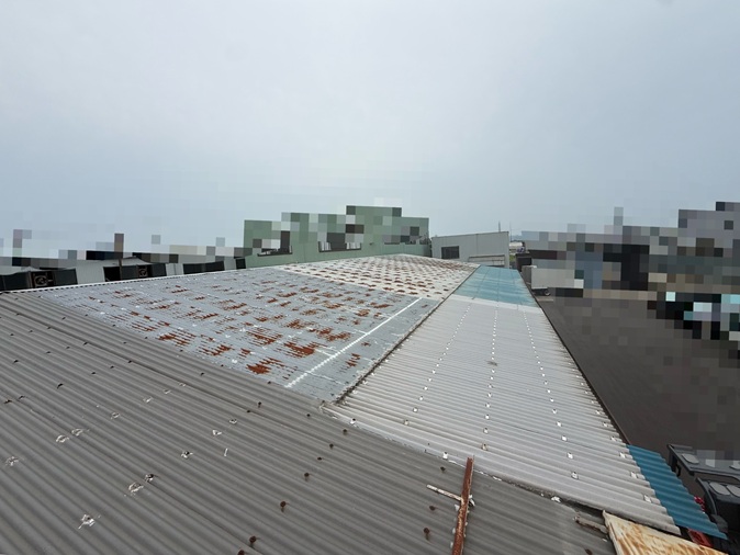 【射水市】法人様より「車庫の屋根の雨漏り」トタン屋根の部分張り替えと雨どい、雨除け工事も同時にご提案