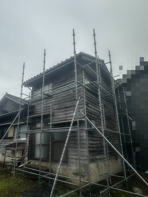 【高岡市】強風で外壁の板が飛んだ！SGLガルバリウム鋼板による外壁カバー工事を行っています