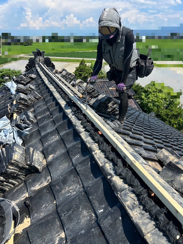 【砺波市】瓦屋根のてっぺん！棟瓦の積み直し工事