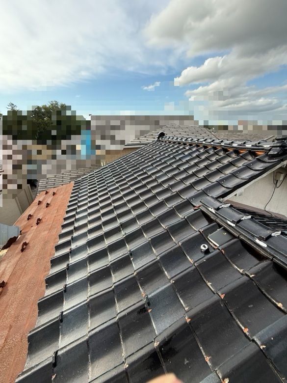 【高岡市】瓦とトタンが組み合わさった「奴葺きの屋根」からの雨漏り！葺き替え工事の実施