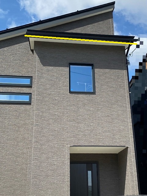 軒樋に葉っぱや土が溜まっています