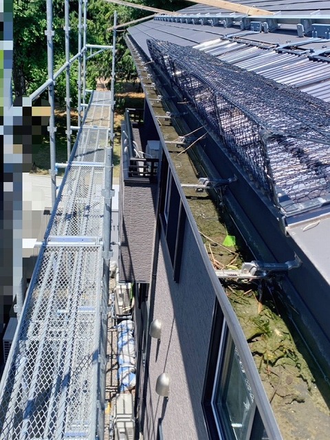 【高岡市】雨どいに葉っぱや土が溜まっていました！「雨どいのお掃除」