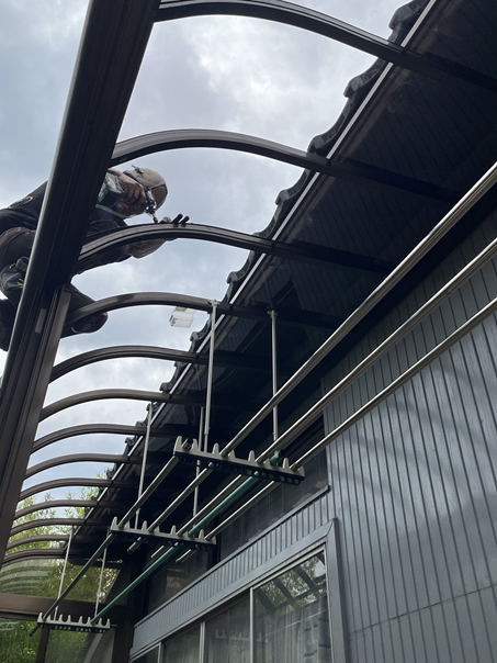 【富山市】サンルームの屋根に穴が開いていたので屋根パネルの交換工事を実施