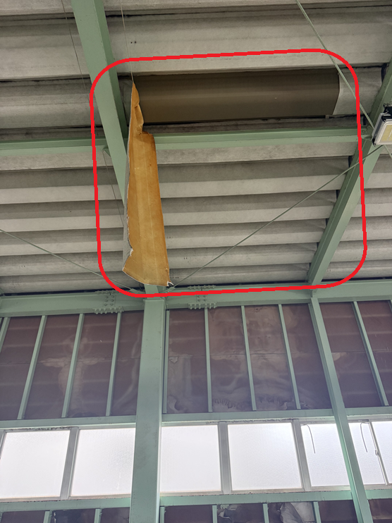折板屋根のぺフ材が剥がれています