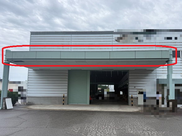 入り口の屋根ボード落下