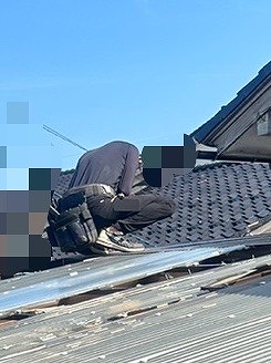 カーポートの割れたパネルを外します