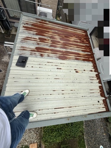 物置屋根のサビが広がっています