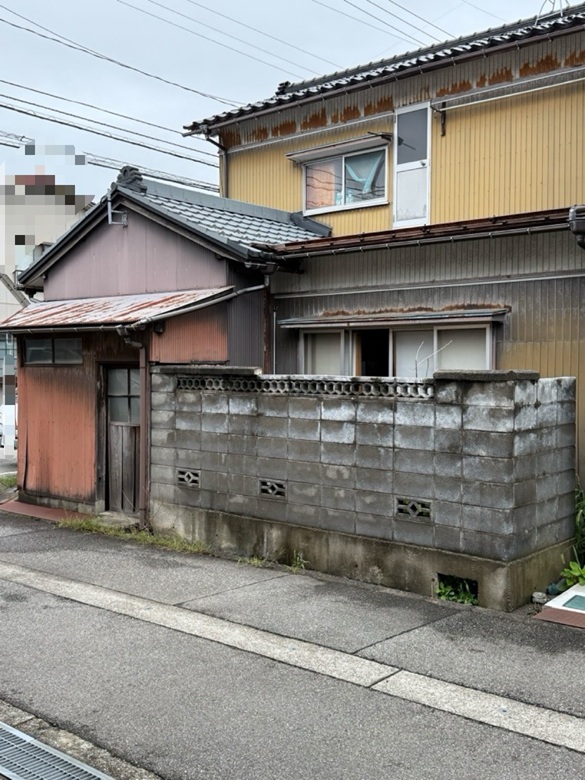 【富山市】お部屋の天井からの雨漏りのご相談　瓦棒葺き・板金瓦の屋根【現場調査】