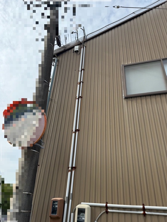 ケラバの部分から雨水が入り込んでいるようです