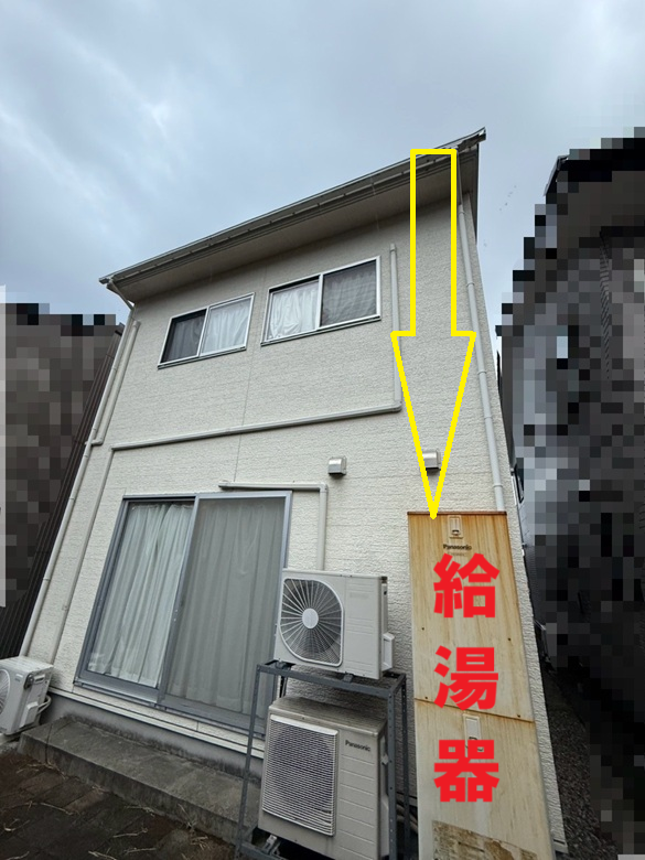 屋根からの落雪で凹んだ給湯器