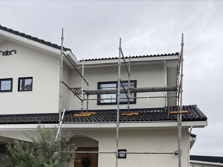 【富山市】屋根にまたスズメの巣が！鳥の巣撤去と瓦の隙間からの侵入を防ぐための対策を