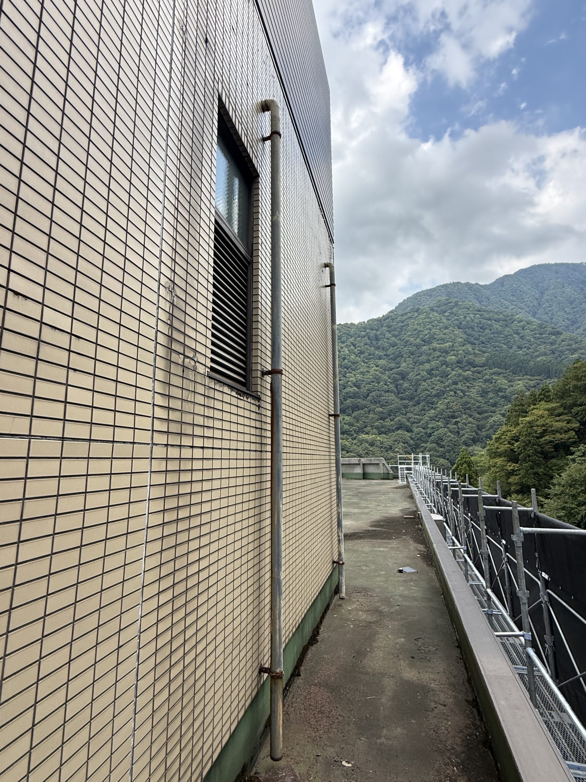 【マンション】上層部のスチール製雨樋を交換｜サビが進んだ縦樋を塩ビ製へ