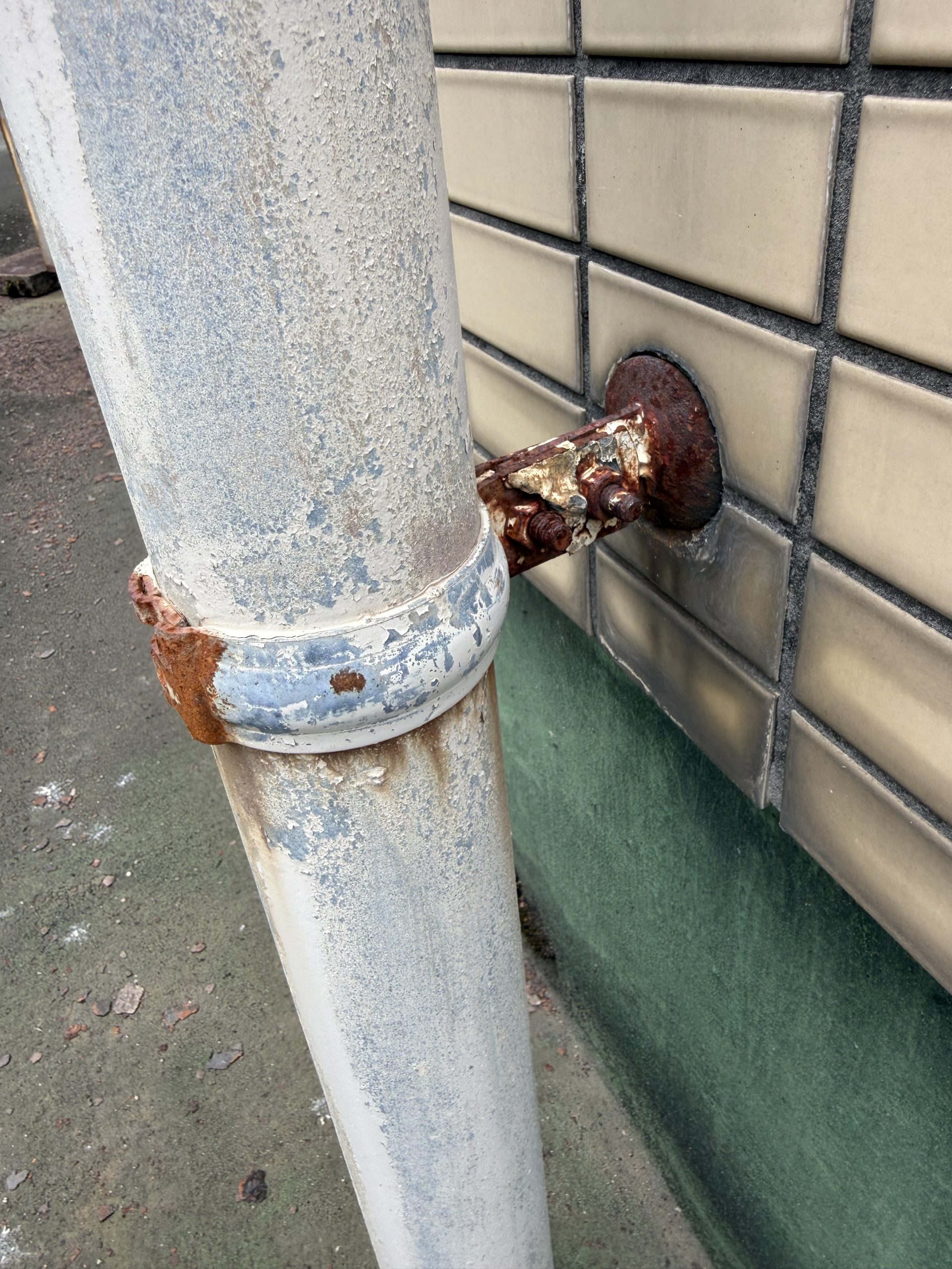 雨どい金具もサビ