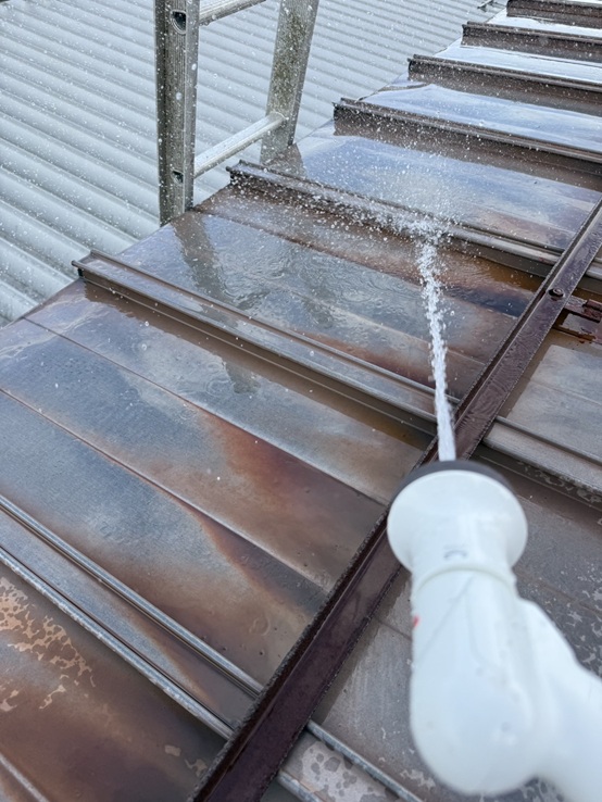 【高岡市】30年ほど前に施工させていただいた工場のトタン屋根から雨漏り!散水試験を行いました
