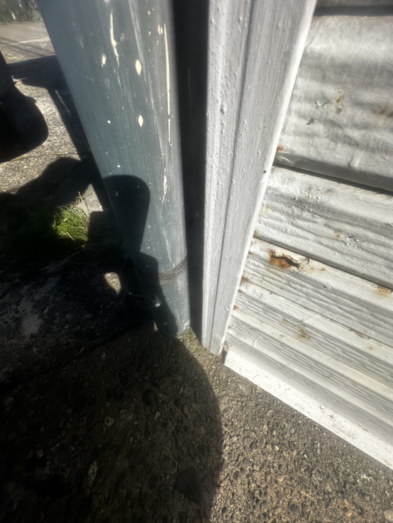縦樋バンドが壊れています