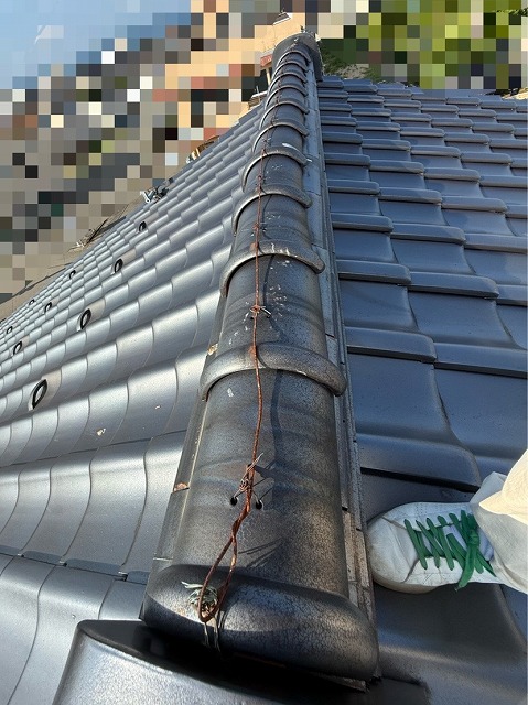 【富山市】瓦屋根のてっぺんを修理！棟瓦の積み直し工事