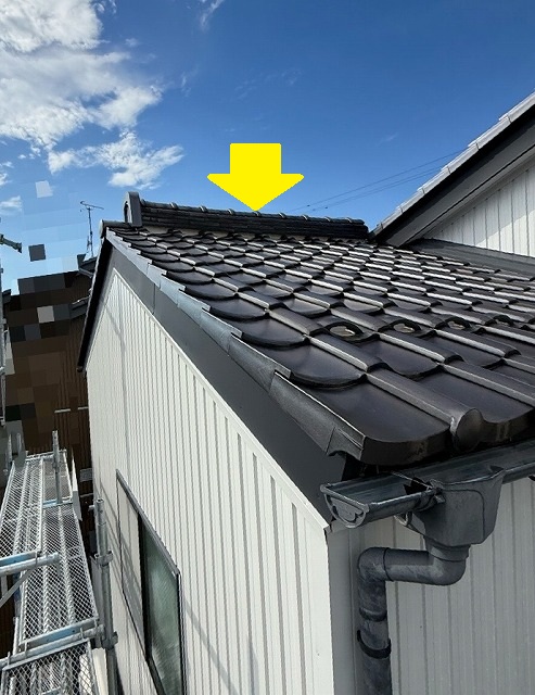 つづいては青色矢印の棟瓦です。コチラも棟瓦が歪んでおり、棟瓦の漆喰(白い部分)は亀裂が入り剥がれていました。