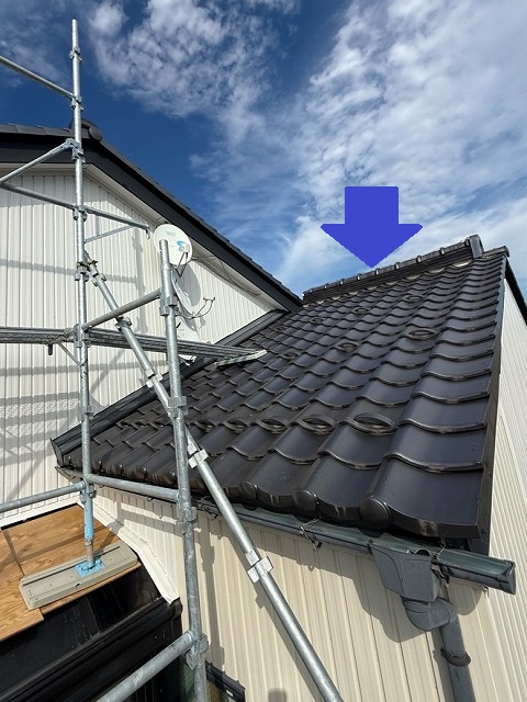 つづいては青色矢印の棟瓦です。コチラも棟瓦が歪んでおり、棟瓦の漆喰(白い部分)は亀裂が入り剥がれていました。