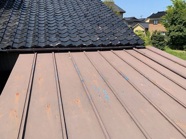 高岡市にて、屋根板金(瓦棒葺き）の雨漏りがあり、葺き替え工事を提案