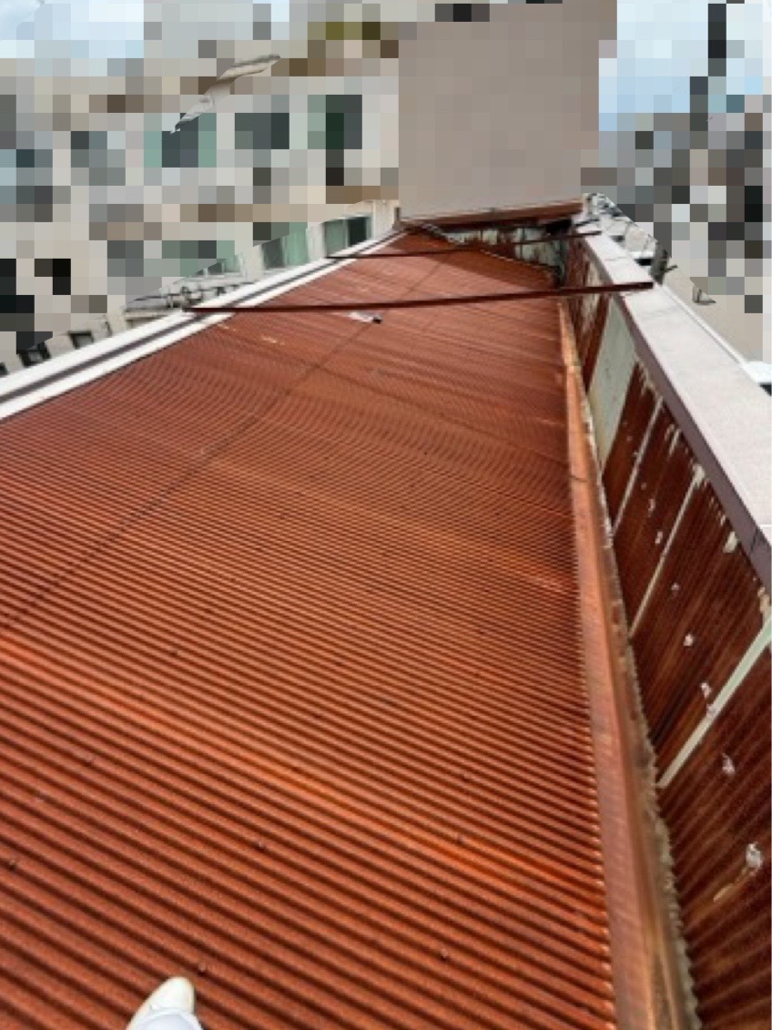 トタン屋根から雨漏り