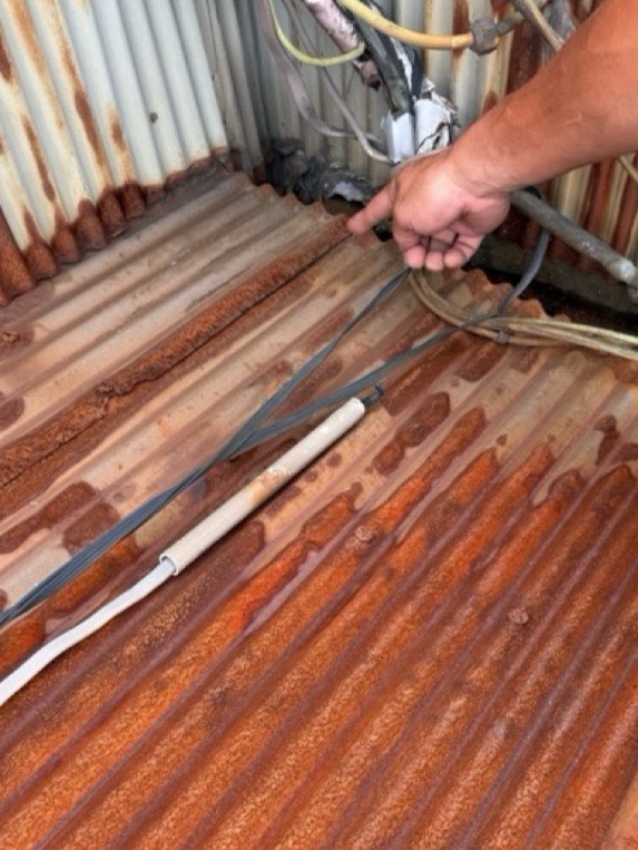 雨漏りしていた場所は、建物正面から見た右側の端です。